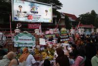 Warga mengerumuni beragam jenis bantuan sebagai bentuk aksi solidaritas menjelang demonstrasi penolakan kenaikan Pajak Bumi dan Bangunan Perdesaan dan Perkotaan (PBB-P2) hingga 250 persen di depan Kantor Bupati Pati, Kabupaten Pati, Jawa Tengah, Selasa (12/8/2025). Mereka akan mengadakan unjuk rasa bersar-besaran pascapernyataan Bupati Pati Sudewo yang dianggap arogan dan menantang rakyat. 

Kompas/Raditya Mahendra Yasa
12-08-2025
 *** Local Caption ***