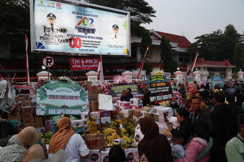 Warga mengerumuni beragam jenis bantuan sebagai bentuk aksi solidaritas menjelang demonstrasi penolakan kenaikan Pajak Bumi dan Bangunan Perdesaan dan Perkotaan (PBB-P2) hingga 250 persen di depan Kantor Bupati Pati, Kabupaten Pati, Jawa Tengah, Selasa (12/8/2025). Mereka akan mengadakan unjuk rasa bersar-besaran pascapernyataan Bupati Pati Sudewo yang dianggap arogan dan menantang rakyat. 

Kompas/Raditya Mahendra Yasa
12-08-2025
 *** Local Caption ***