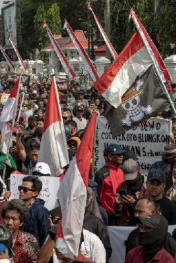 Tertekan Dampak Transfer Pusat Dipangkas: Pemerintah Daerah Naikkan Pajak, Picu Protes Besar